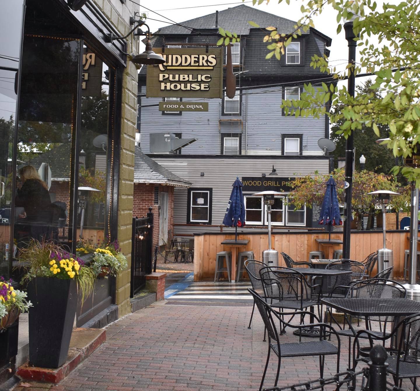 KITTERY, MAINE RESTAURANTS, BREWERIES + OUTDOOR DINING